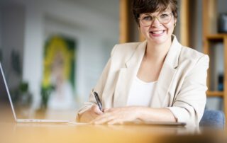 Katharina Hülsken, Coach für Führungskräfte und Teams, an ihrem Arbeitsplatz – authentische Führung mit Haltung