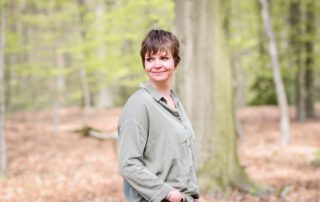 Katharina Hülsken nachdenklich im Wald – Selbstführung als Grundlage authentischer Führung