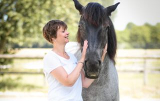 Katharina Hülsken in vertrauensvoller Verbindung mit ihrem Pferd – pferdegestütztes Coaching im Münsterland